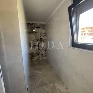 Dvoetažni apartman s bazenom i pogledom na more