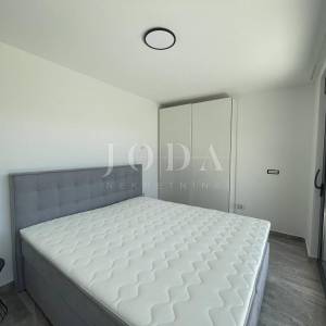 Dvoetažni apartman s bazenom i pogledom na more