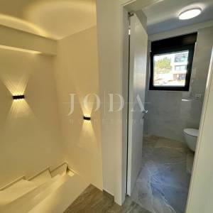 Dvoetažni apartman s bazenom i pogledom na more