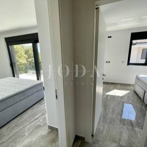 Dvoetažni apartman s bazenom i pogledom na more