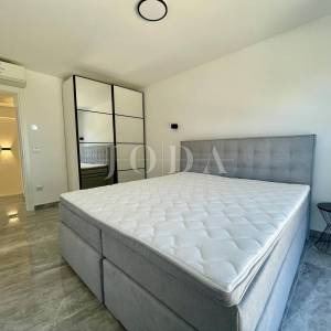 Dvoetažni apartman s bazenom i pogledom na more