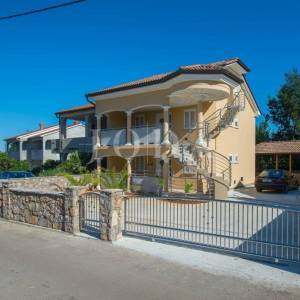 Dvojna apartmanska kuća za odmor, Malinska - otok Krk