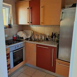 Dvojna kuća s 3 apartmana, 80 metara od mora