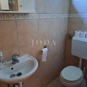 Dvojna kuća s 3 apartmana, 80 metara od mora