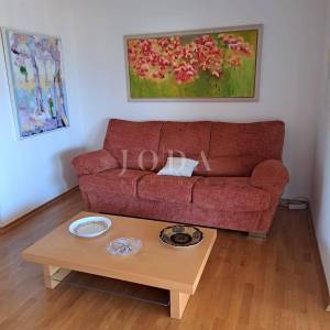 Dvojna kuća s 3 apartmana, 80 metara od mora