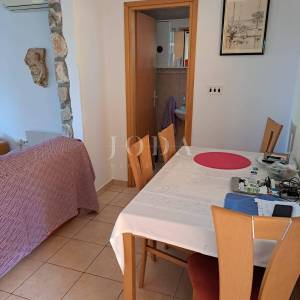 Dvojna kuća s 3 apartmana, 80 metara od mora