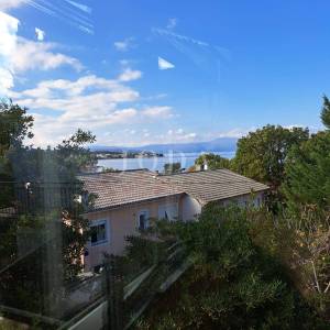 Dvojna kuća s 3 apartmana, 80 metara od mora