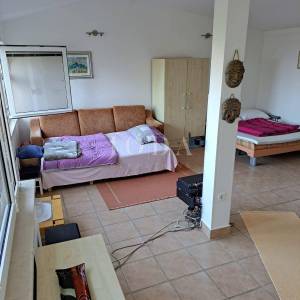 Dvojna kuća s 3 apartmana, 80 metara od mora