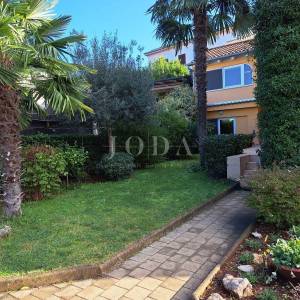 Dvojna kuća s 3 apartmana, 80 metara od mora