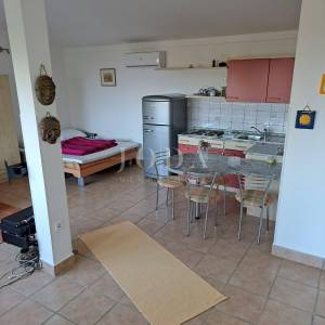Dvojna kuća s 3 apartmana, 80 metara od mora