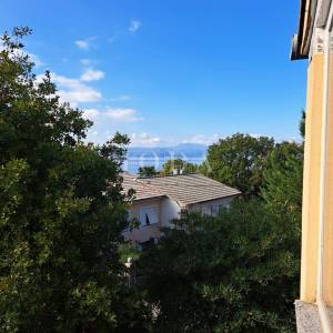Dvojna kuća s 3 apartmana, 80 metara od mora