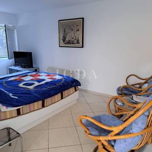 Dvojna kuća s 3 apartmana, 80 metara od mora