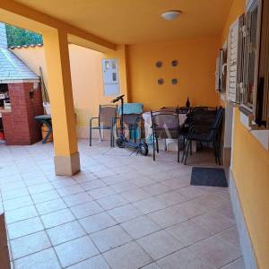 Dvojna kuća s 3 apartmana, 80 metara od mora