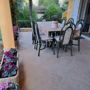 Dvojna kuća s 3 apartmana, 80 metara od mora