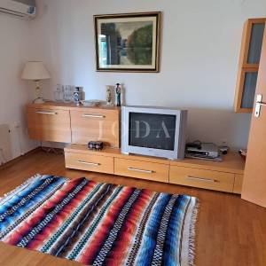 Dvojna kuća s 3 apartmana, 80 metara od mora