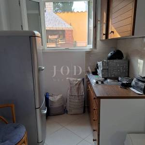 Dvojna kuća s 3 apartmana, 80 metara od mora