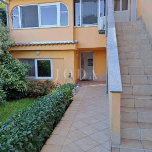 Dvojna kuća s 3 apartmana, 80 metara od mora
