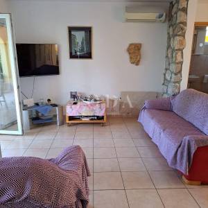 Dvojna kuća s 3 apartmana, 80 metara od mora