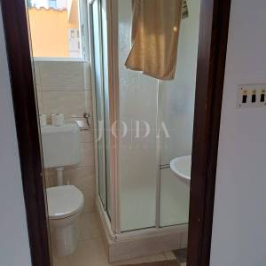 Dvojna kuća s 3 apartmana, 80 metara od mora