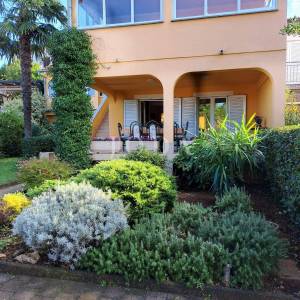 Dvojna kuća s 3 apartmana, 80 metara od mora