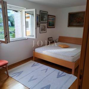 Dvojna kuća s 3 apartmana, 80 metara od mora