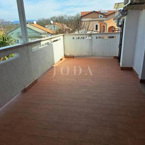 Dvojna kuća sa 7 apartmana - Malinska