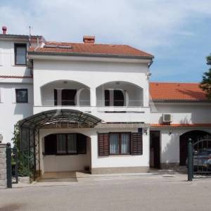 Dvojna kuća sa 7 apartmana - Malinska