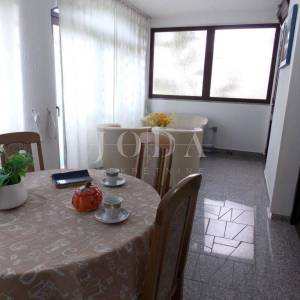 Dvojna kuća sa 7 apartmana - Malinska