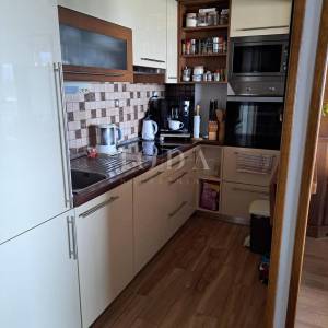 Dvojna kuća sa 7 apartmana - Malinska