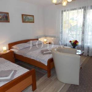 Dvojna kuća sa 7 apartmana - Malinska