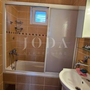 Dvojna kuća sa dva odvojena apartmana