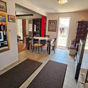Dvojna kuća sa dva odvojena apartmana