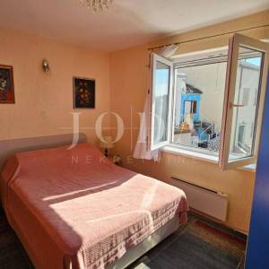 Dvojna kuća sa dva odvojena apartmana