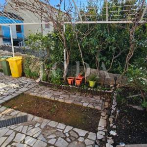 Dvojna kuća sa dva odvojena apartmana