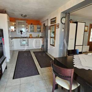 Dvojna kuća sa dva odvojena apartmana
