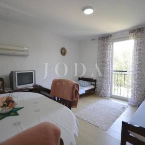 Dvojna kuća sa pet apartmana okružena prirodom