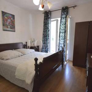 Dvojna kuća sa pet apartmana okružena prirodom
