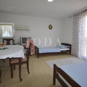 Dvojna kuća sa pet apartmana okružena prirodom