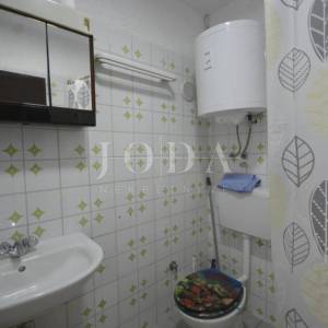 Dvojna kuća sa pet apartmana okružena prirodom
