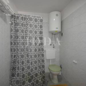 Dvojna kuća sa pet apartmana okružena prirodom