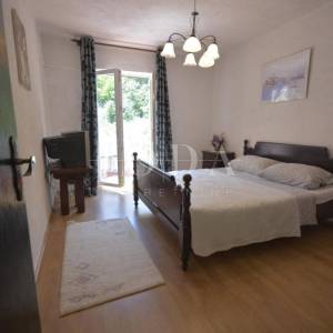 Dvojna kuća sa pet apartmana okružena prirodom