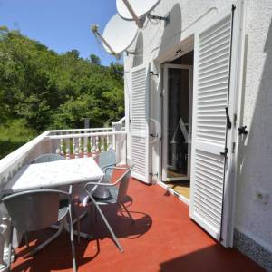 Dvojna kuća sa pet apartmana okružena prirodom