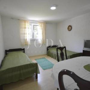 Dvojna kuća sa pet apartmana okružena prirodom
