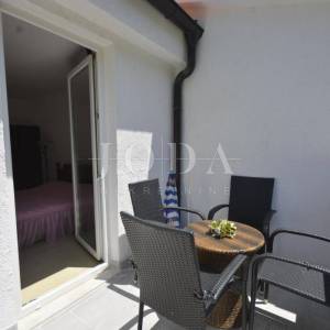 Dvojna kuća sa pet apartmana okružena prirodom