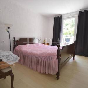 Dvojna kuća sa pet apartmana okružena prirodom