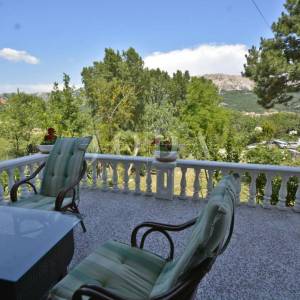 Dvojna kuća sa pet apartmana okružena prirodom