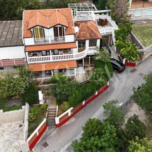 Ekskluzivna prodaja dvojne kuće u Novom Vinodolskom, atraktivna lokacija