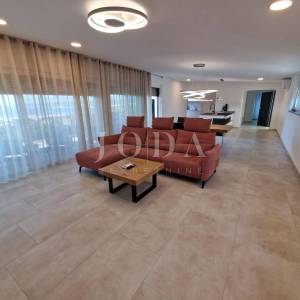 Ekskluzivni penthouse s bazenom i fantastičnim pogledom na more