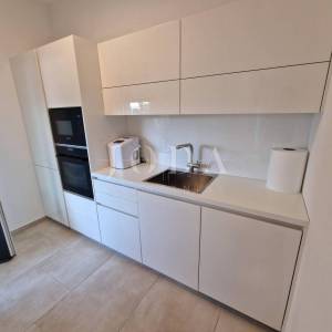 Ekskluzivni penthouse s bazenom i fantastičnim pogledom na more