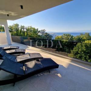 Ekskluzivni penthouse s bazenom i fantastičnim pogledom na more